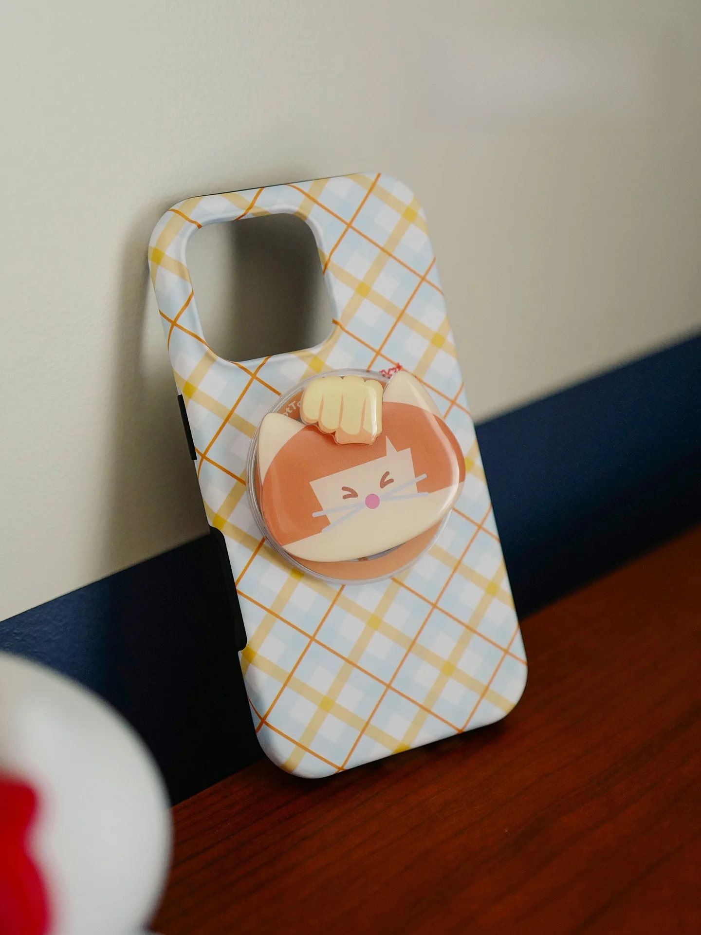 かわいい猫デザインの磁石式スマホスタンド：伸縮可能でカートゥーン風のスタイリッシュな使い方