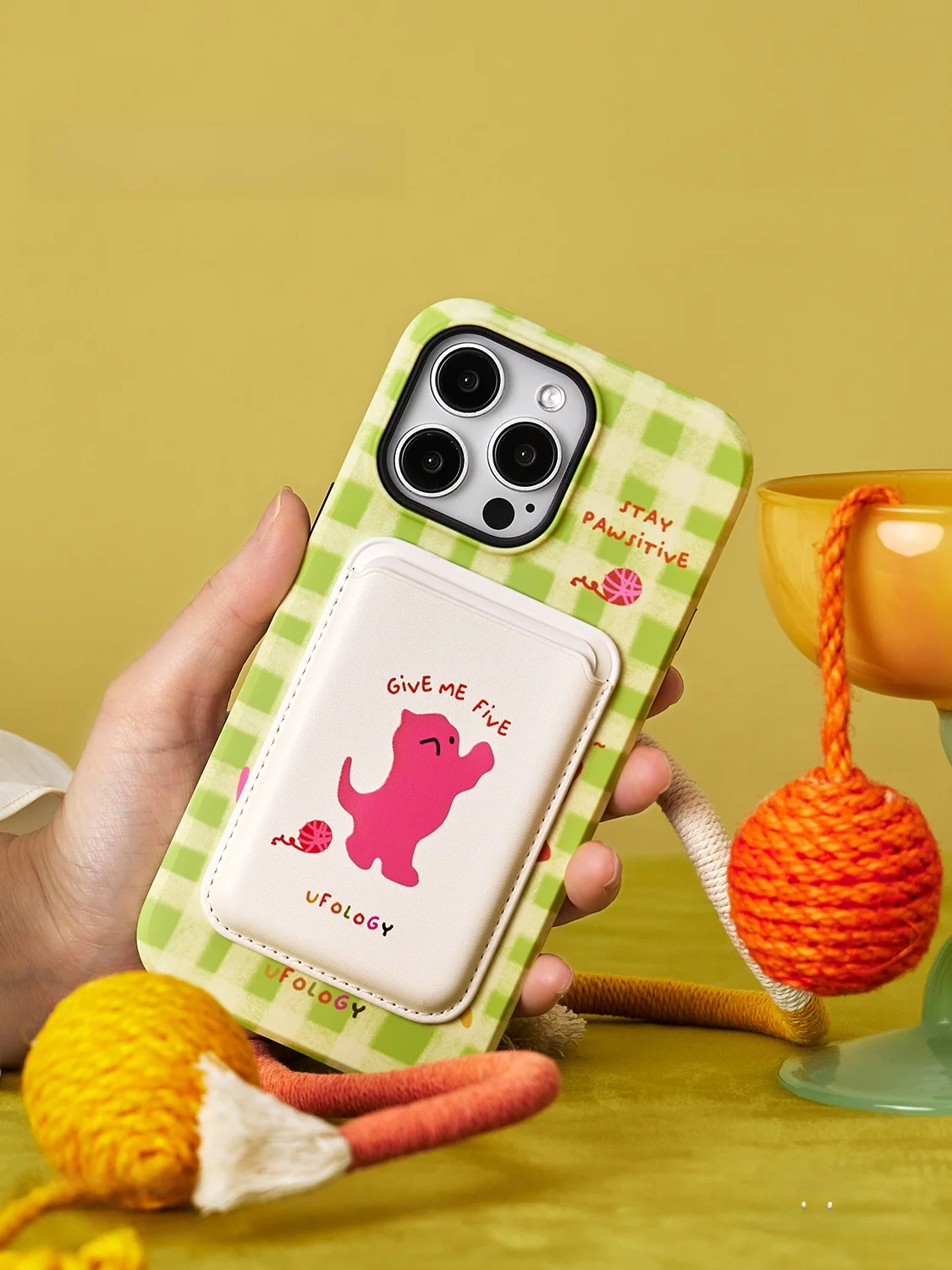 スマホにカードケースを貼るって、本当に必要なの？