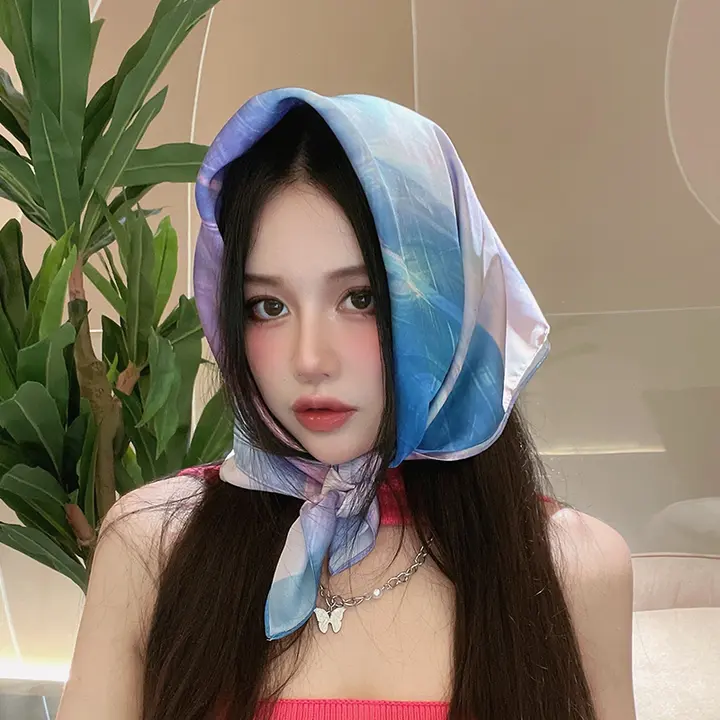 スクエアスカーフ 女性 70x70 シルクスカーフ ビストバンド ヘアバンド ルック トレンド 青色