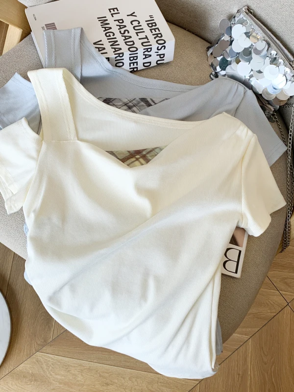 夏の通勤コーデで失敗しないTシャツは？チェック柄のオフショルダーが今、注目されている理由