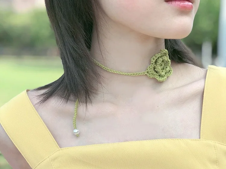 可愛い花のデザインの珍珠編み首飾り：高校生女性向けのシンプルで安価なデイリーファッション