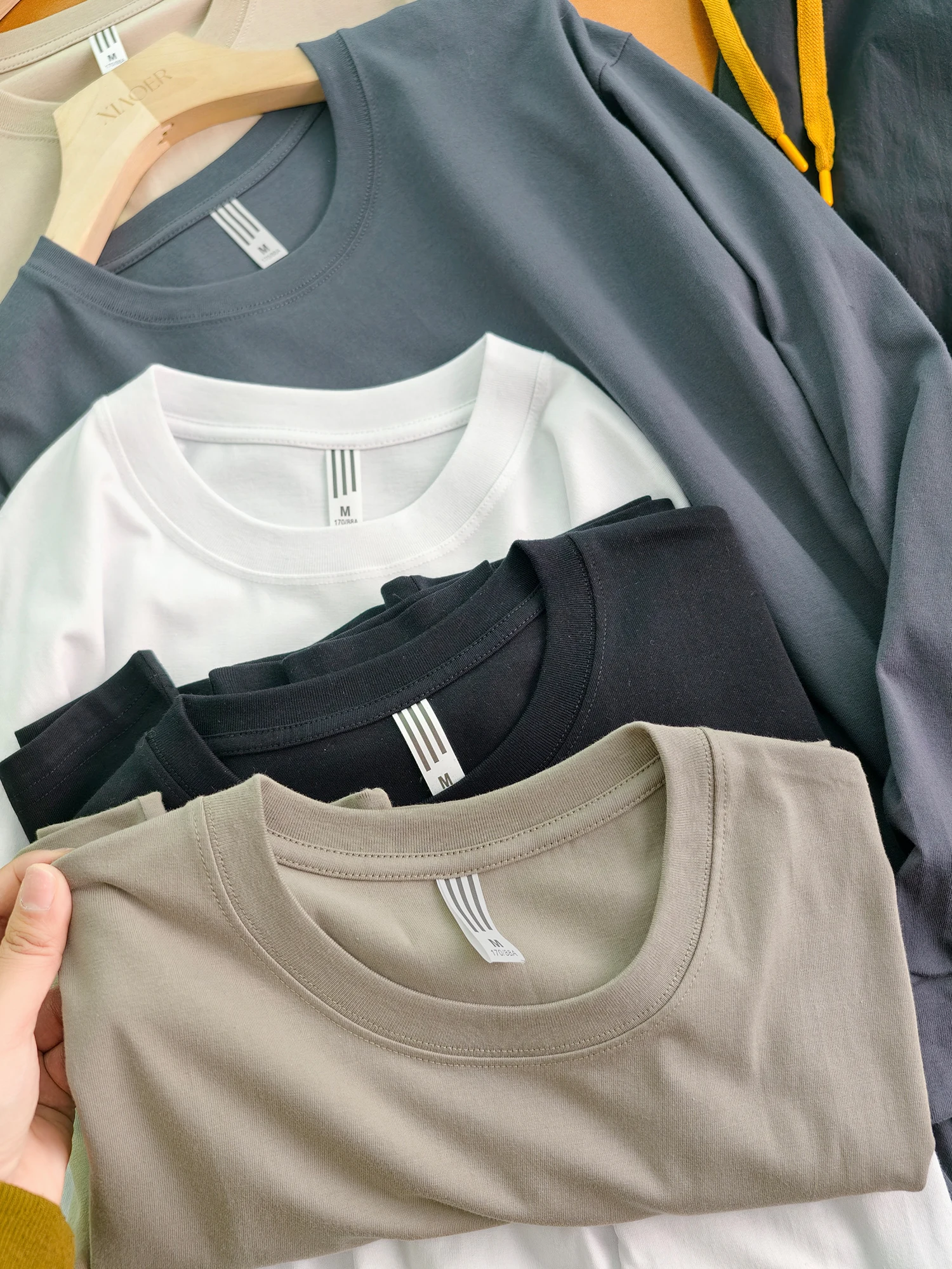 長めのTシャツをどう選ぶ？通勤からリラックスまで、1本で解決できる理想のスタイルとは