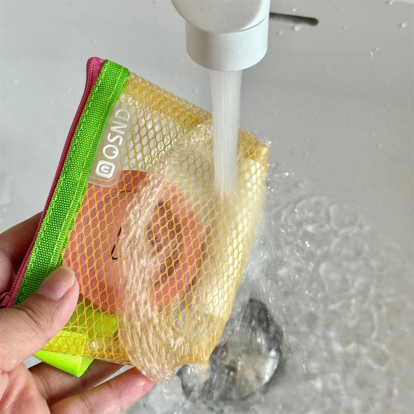 シンプルで個性的なメッシュ財布【データケーブル収納・防水・キーケース】：高校生向け1万円台の実用性とデザインのバランス