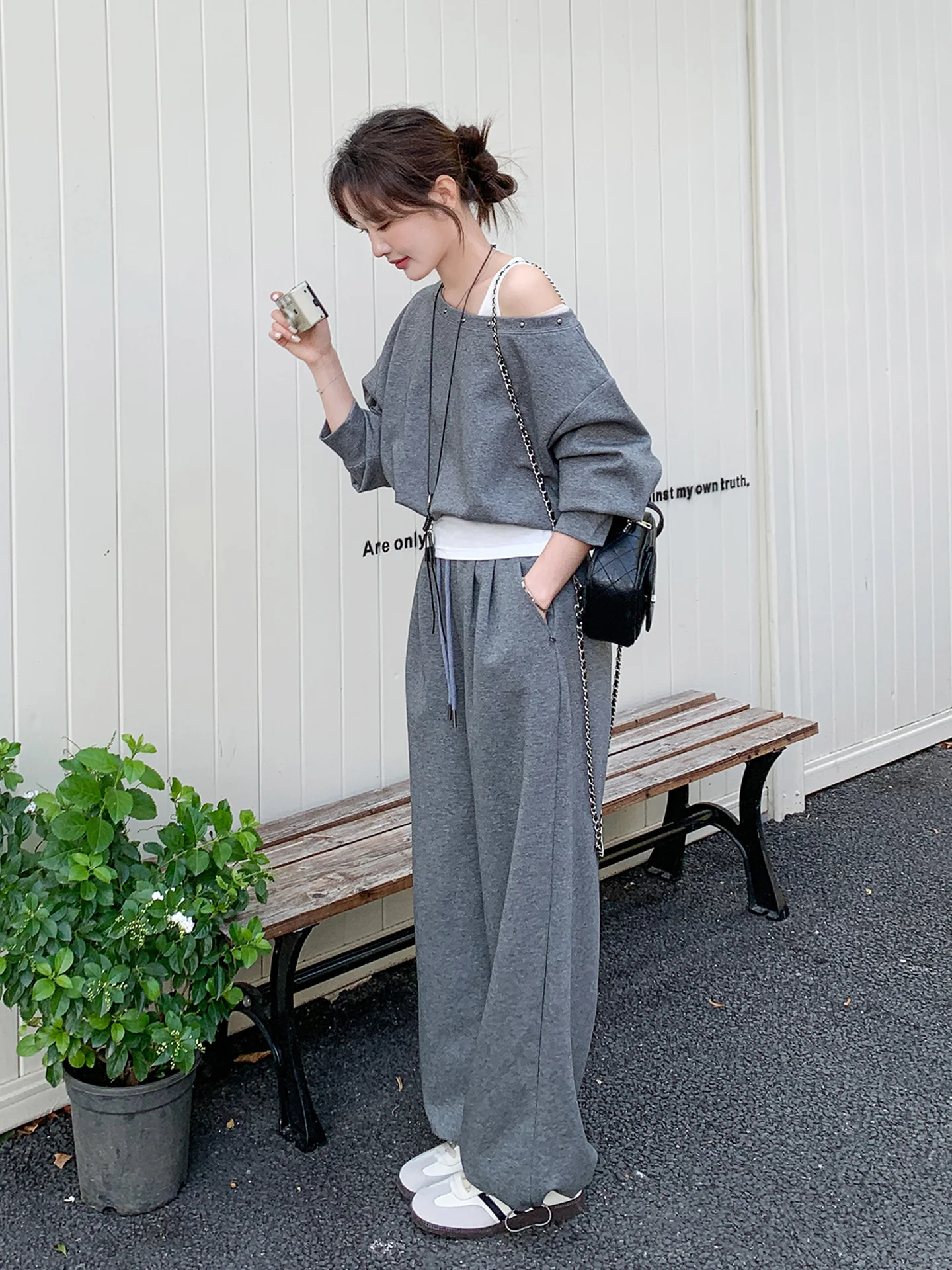 ゆったりシルエットのセットアップで通勤もデートも安心できるのは、なぜ？