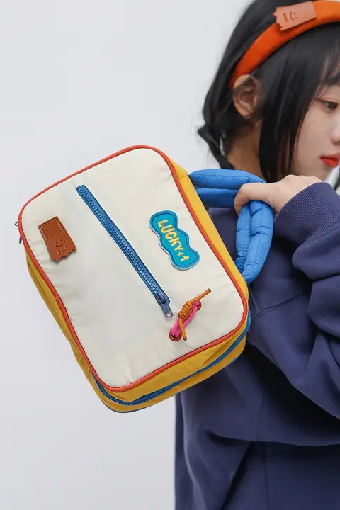 可愛いバイカラーの大容量化粧品収納ポーチ【旅行用・便利なデザイン】