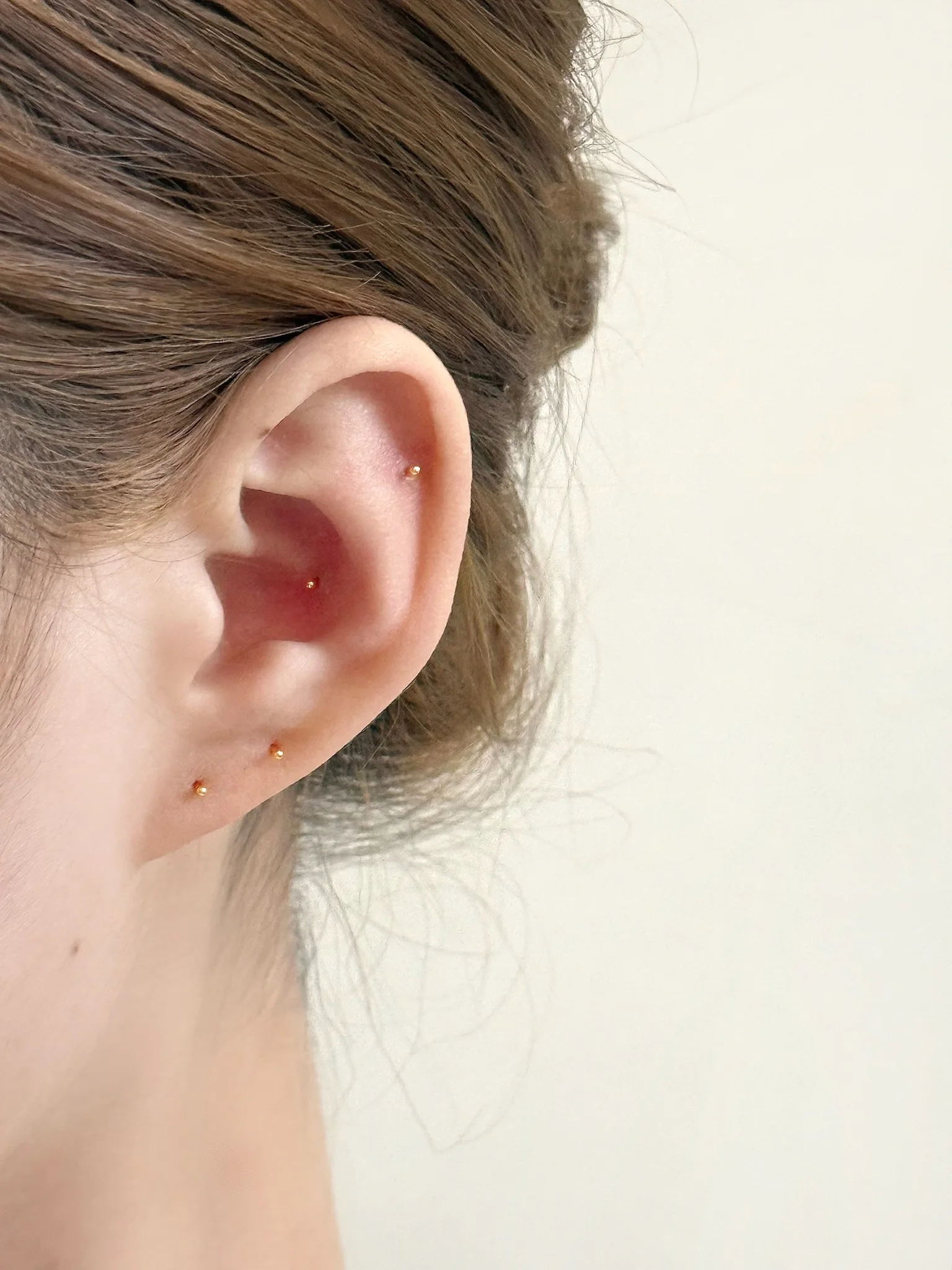 ミニマルデザインのアクリルピアス：純銀製で日常使いに最適なシンプルスタイル