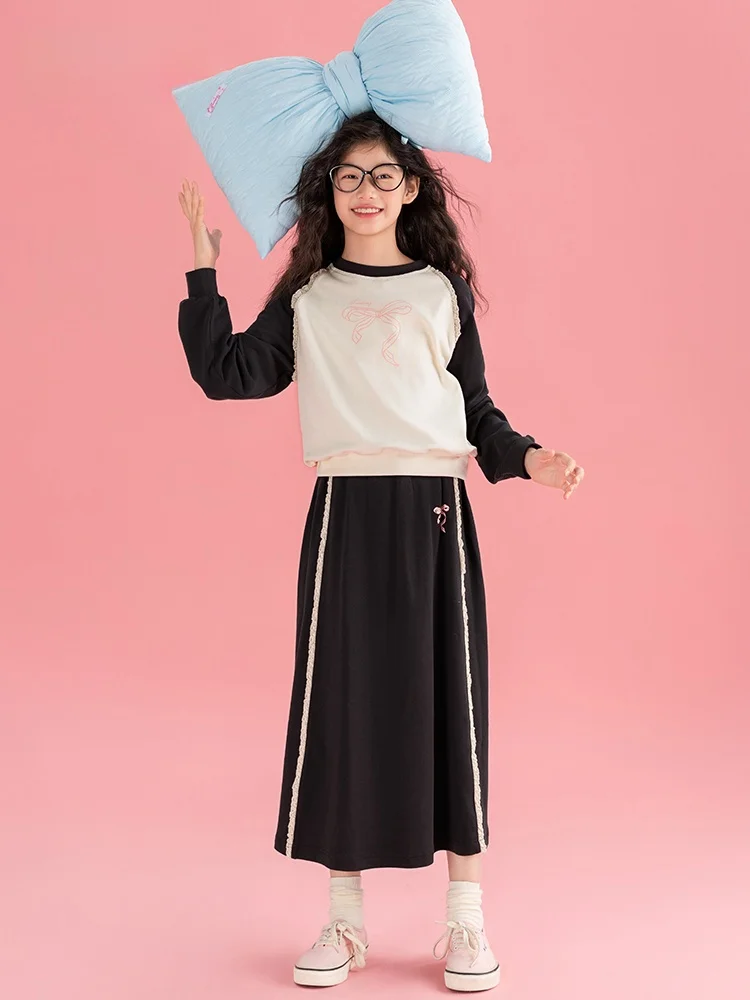 ピンクのズボンに合う服の選び方：レース装飾カジュアルセットアップの実用性とバランス