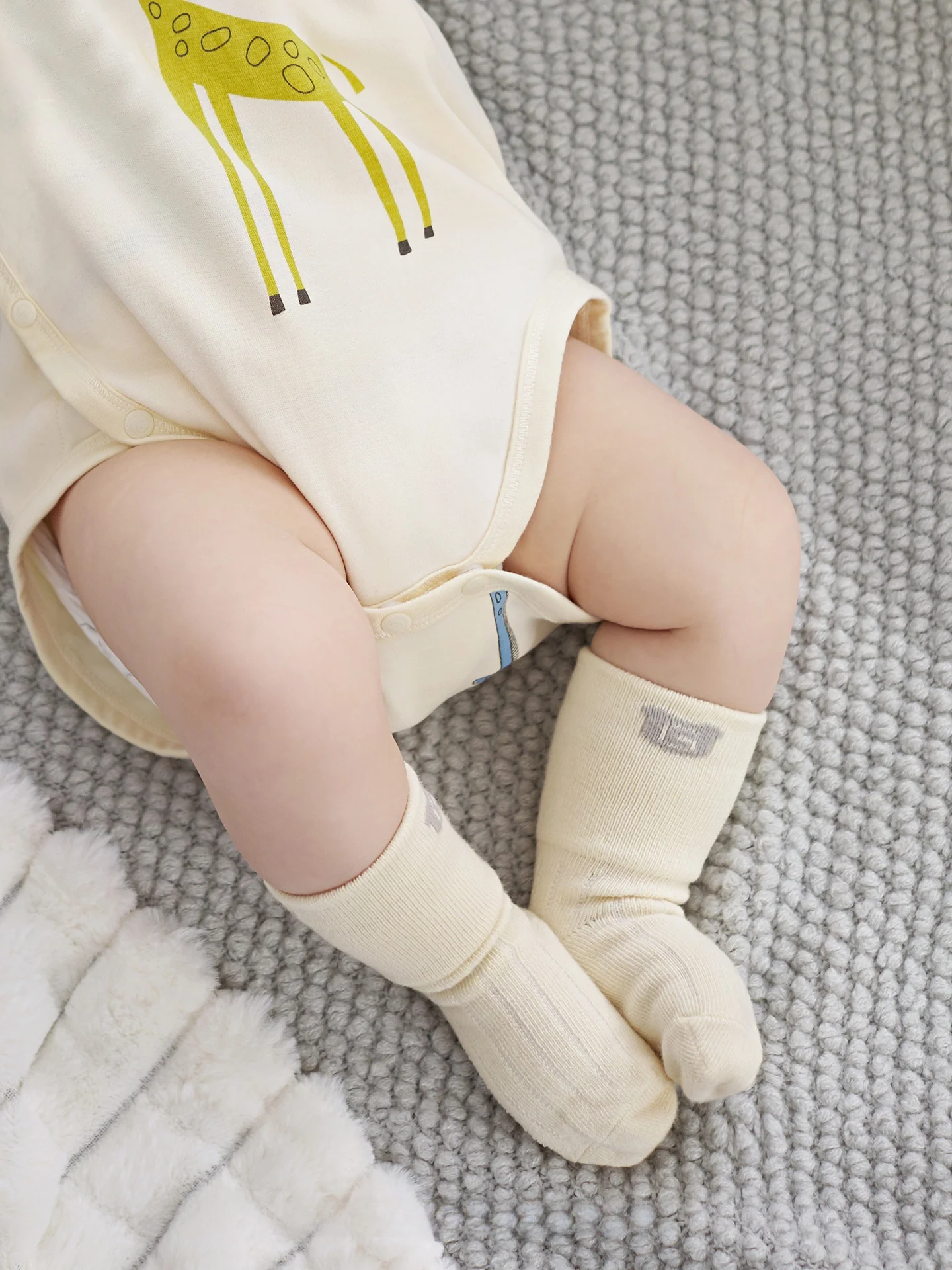 赤ちゃんのソックスはどう選ぶ？新生児用中筒ソックスの選び方と実際の使い心地を徹底解説