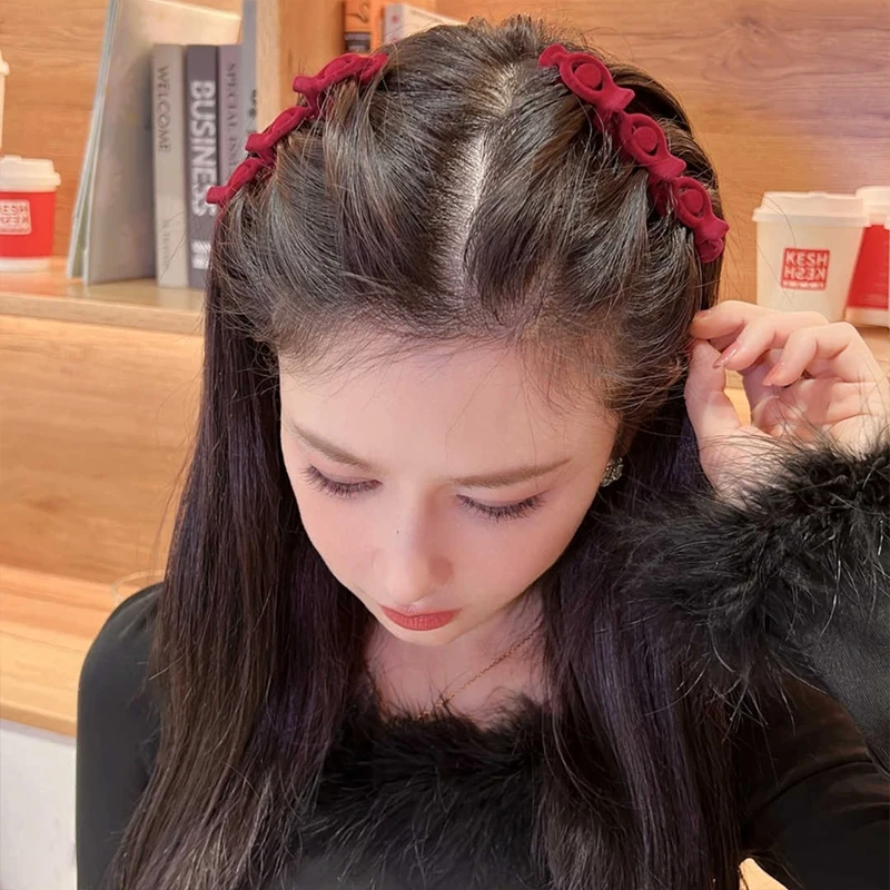 赤色編み込みヘアクリップ：コテなしで安定したサイドポニーテールを実現