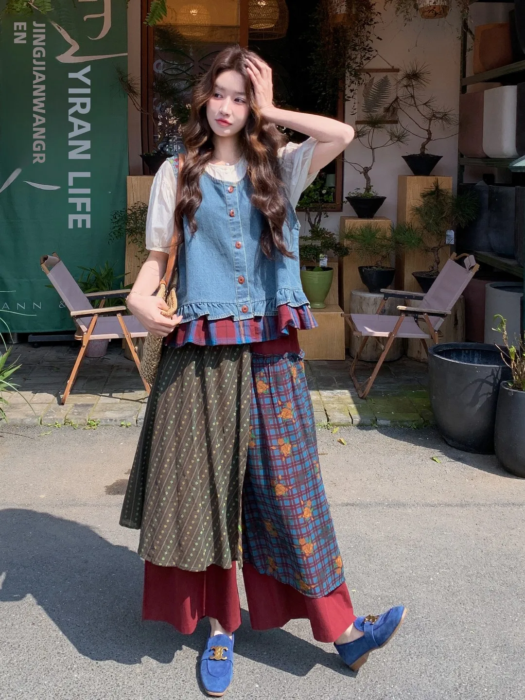 カジュアルデニムベストとチェック柄ワイドパンツのコーデ：通勤風の夏の着こなしを実現
