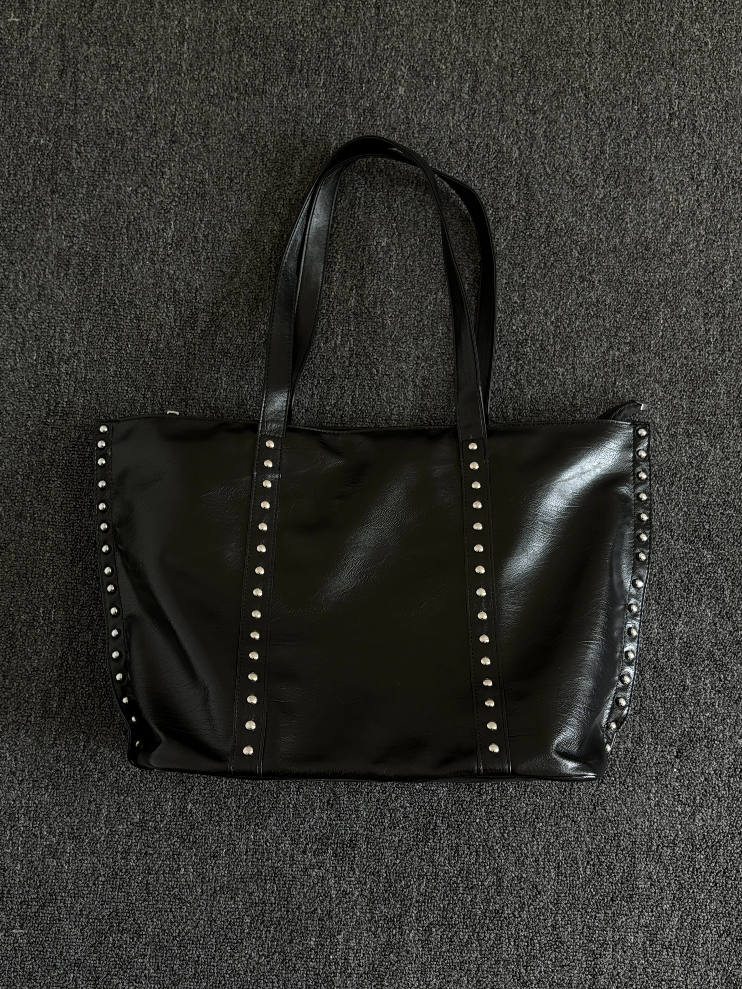 持ち手が長い黒トートバッグ【パンクスタイル・スタッズ・肩掛け・通勤用】の実用性と使い分け
