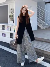 感あるプリントの無袖トップスとワイドパンツのコーディネート（セットアップ対応）