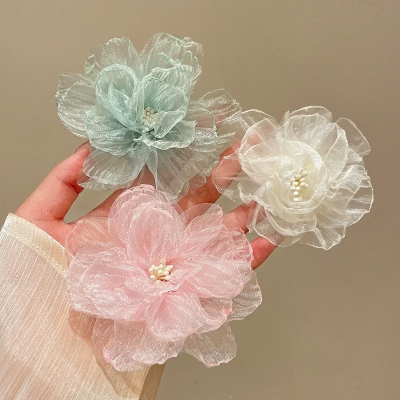 華やかな花デザインのヘアクリップ：高級感あるビーチスタイルに最適なサイドクリップ
