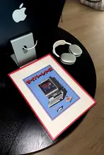 レトロ未来感あふれるY2Kスタイルのコンピューター趣味の中古おもちゃポスター【バウハウス風・赤いフレーム】