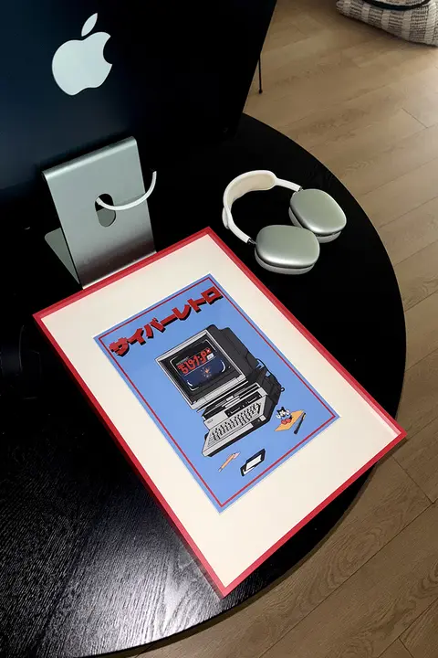 レトロ未来感あふれるY2Kスタイルのコンピューター趣味の中古おもちゃポスター【バウハウス風・赤いフレーム】