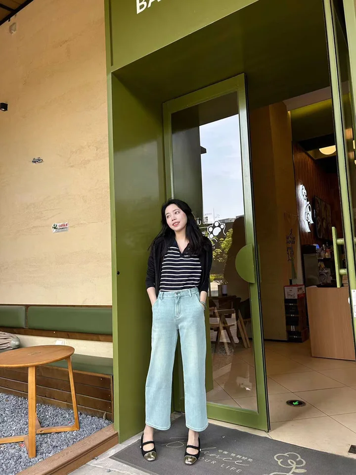 ハイウエストデニムパンツ【ストレート・9分丈・女性用・スリムフィット・伸縮性あり】