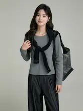 シンプルな白のVネック短袖Tシャツ【女性用・スリムフィット・ユニークデザイン】