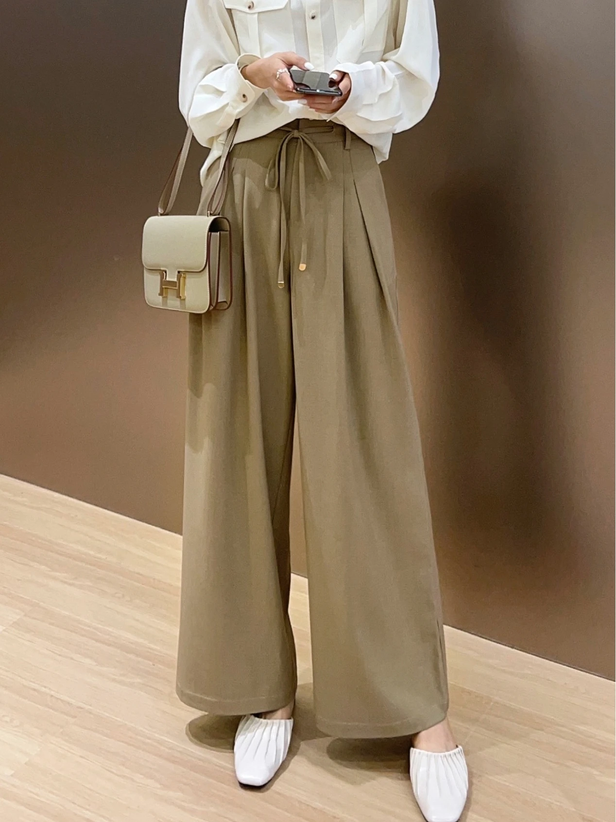 カフェカラーのウエストリボン付きワイドパンツ【フィット・秋冬用・ドレープ感】（セットアップ対応）