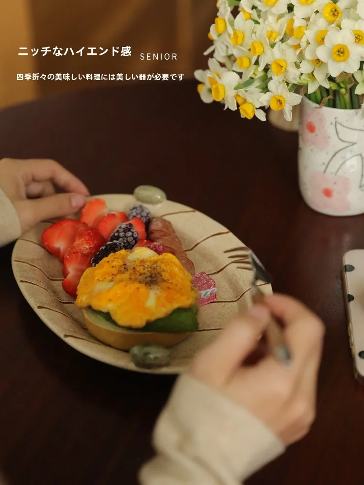 レトロデザインの陶製エルプラターヌ：家庭用オーバル形食器の実用性と品質評価