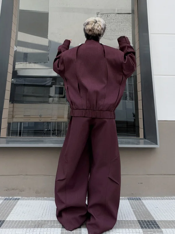 かっこいい空調服を選ぶには？深紅色の立襟ジャケットとワイドレッグパンツのセットアップが解決するリアルな悩み