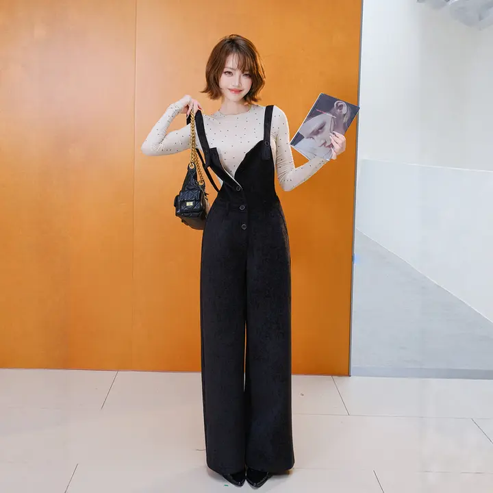 高級感あるドット柄タイトTシャツとハイウエストワイドレッグオールインワン（セットアップ対応）