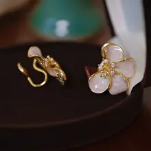 優雅な花デザインの痛みのないイヤクリップ【ピンク・高級感あり】