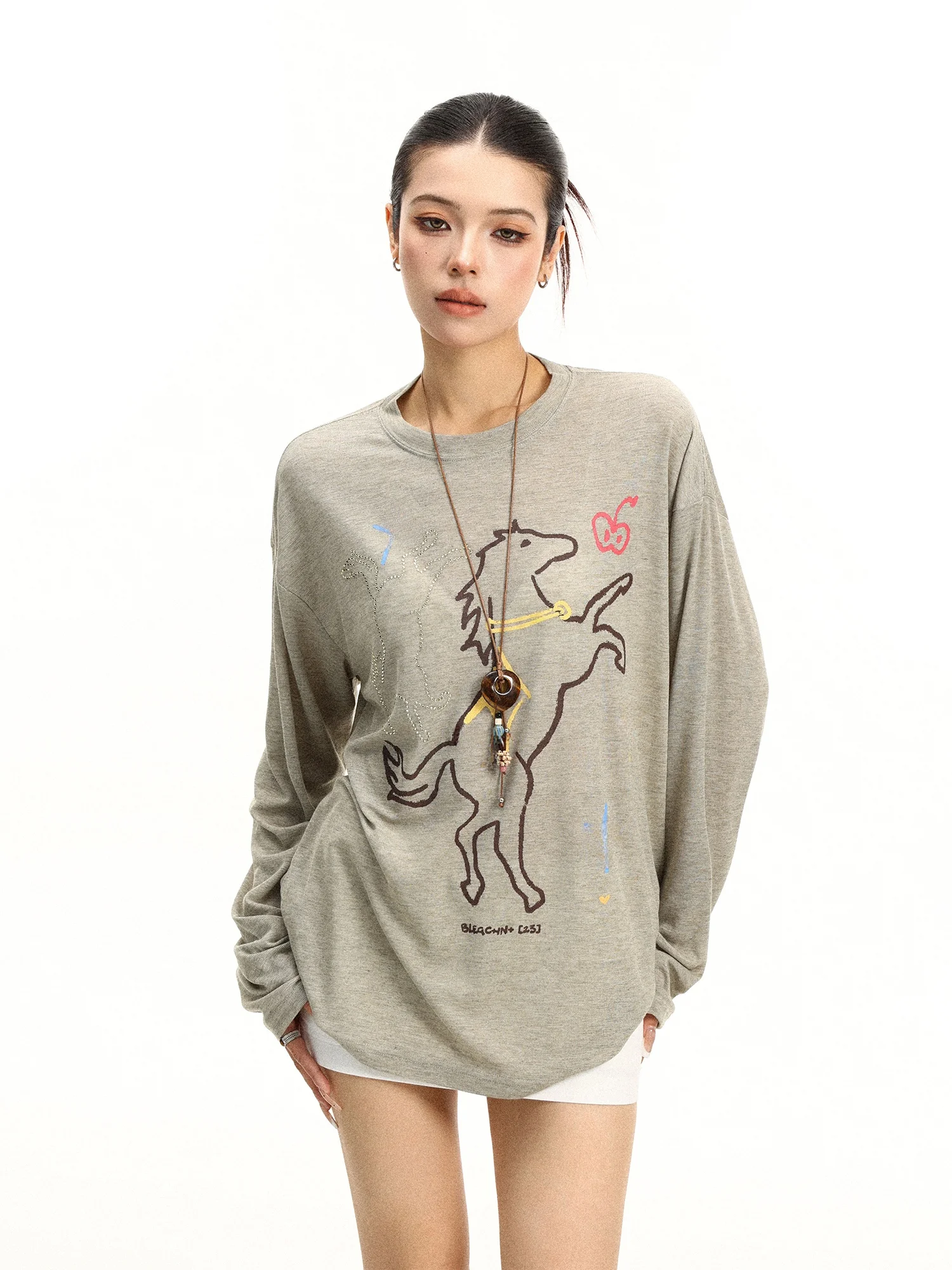 手描きポニーのデザイン長袖Tシャツ：日焼け止め機能と黄ばみ防止の実際