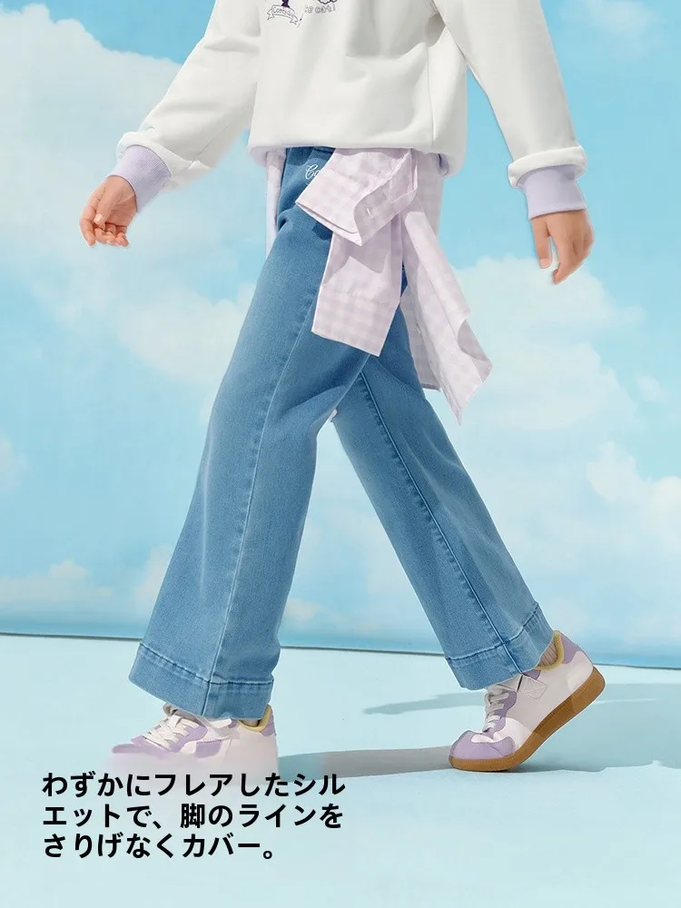 春季用の子供用ストレートデニムパンツ：ミディアムブルーで着こなしをシンプルに
