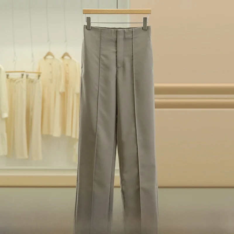 通勤服40代にぴったりなパンツは、どう選ぶ？