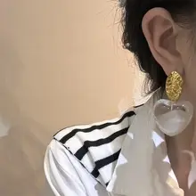 白色ハートデザインの大ぶりイヤリング【樹脂製・ユニークデザイン】