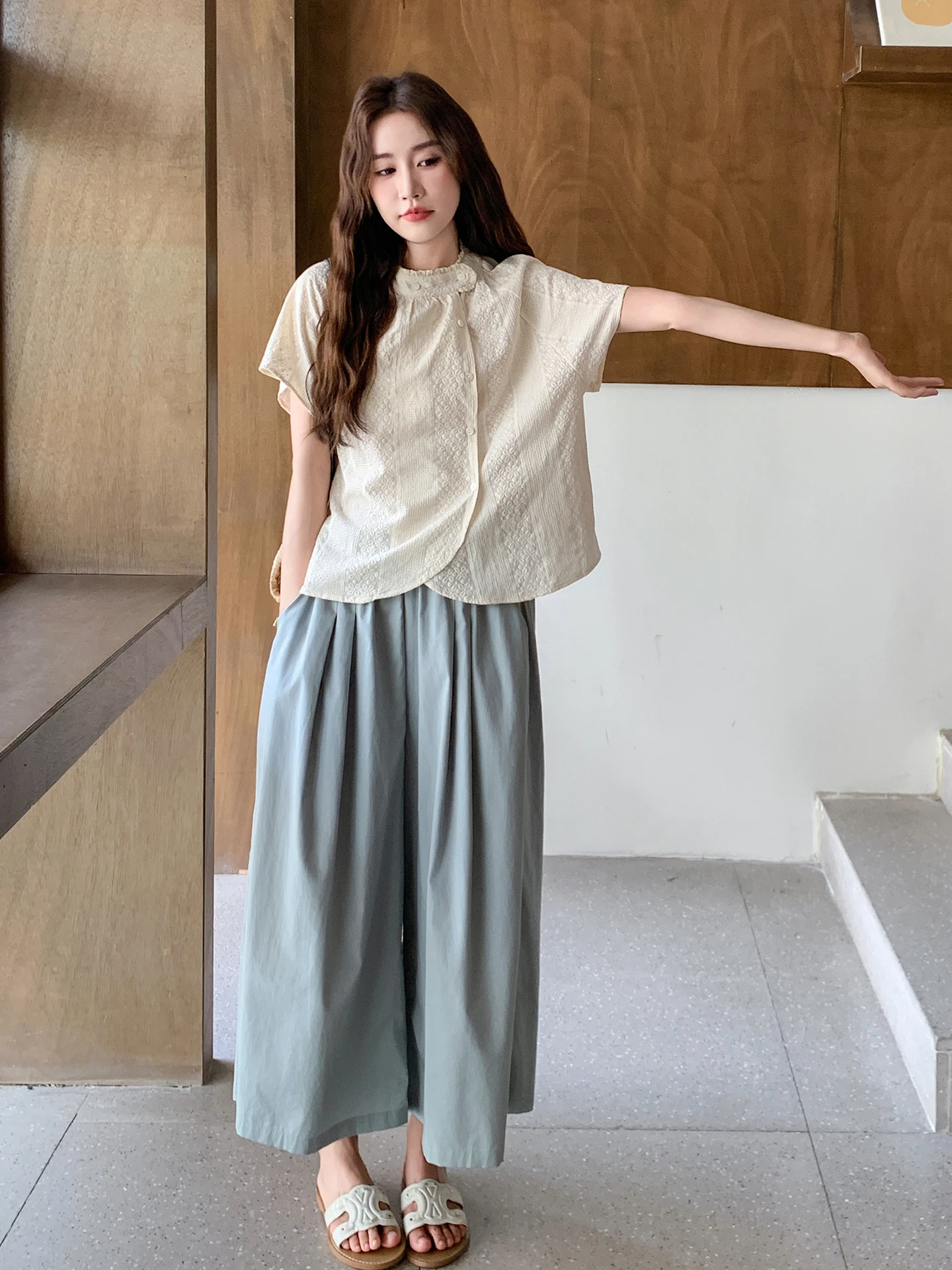 1週間コーデ 着回しで失敗しない方法は？美しい柄のショートスリーブシャツとワイドパンツのスタイリッシュセットが答えになる