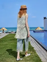 デザイン性のある中長丈トップスとハイウエストデニムパンツのコーディネート（セットアップ対応）