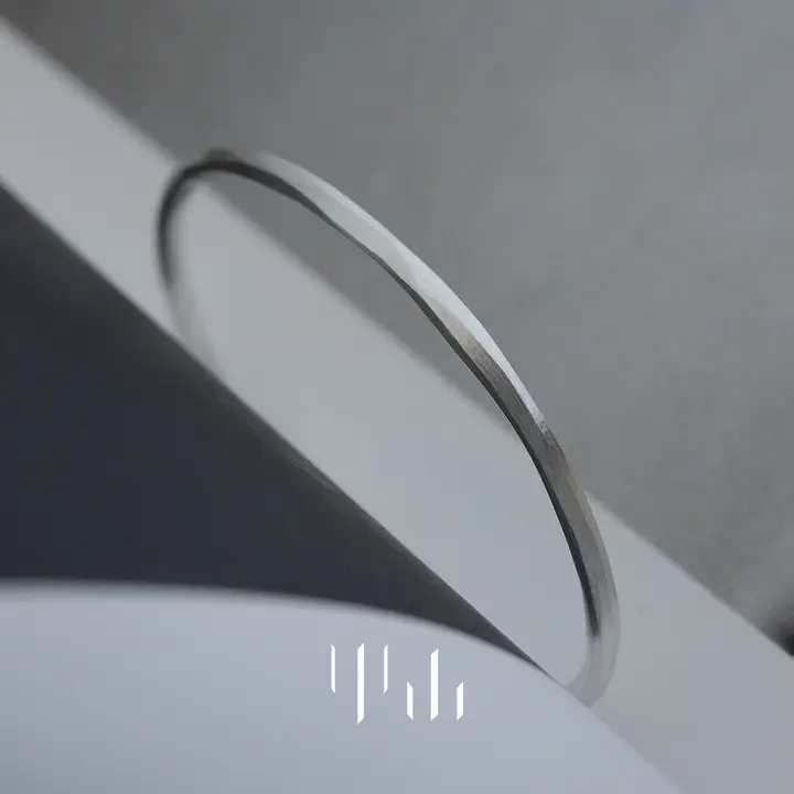ミニマルデザインの細身ブレスレット【洗練されたスタイル・ファッションアクセサリー】