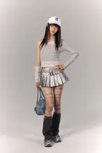 YUKAHOUSE 超短丈シルバー合皮スカート【Aライン・夏用・光沢感】