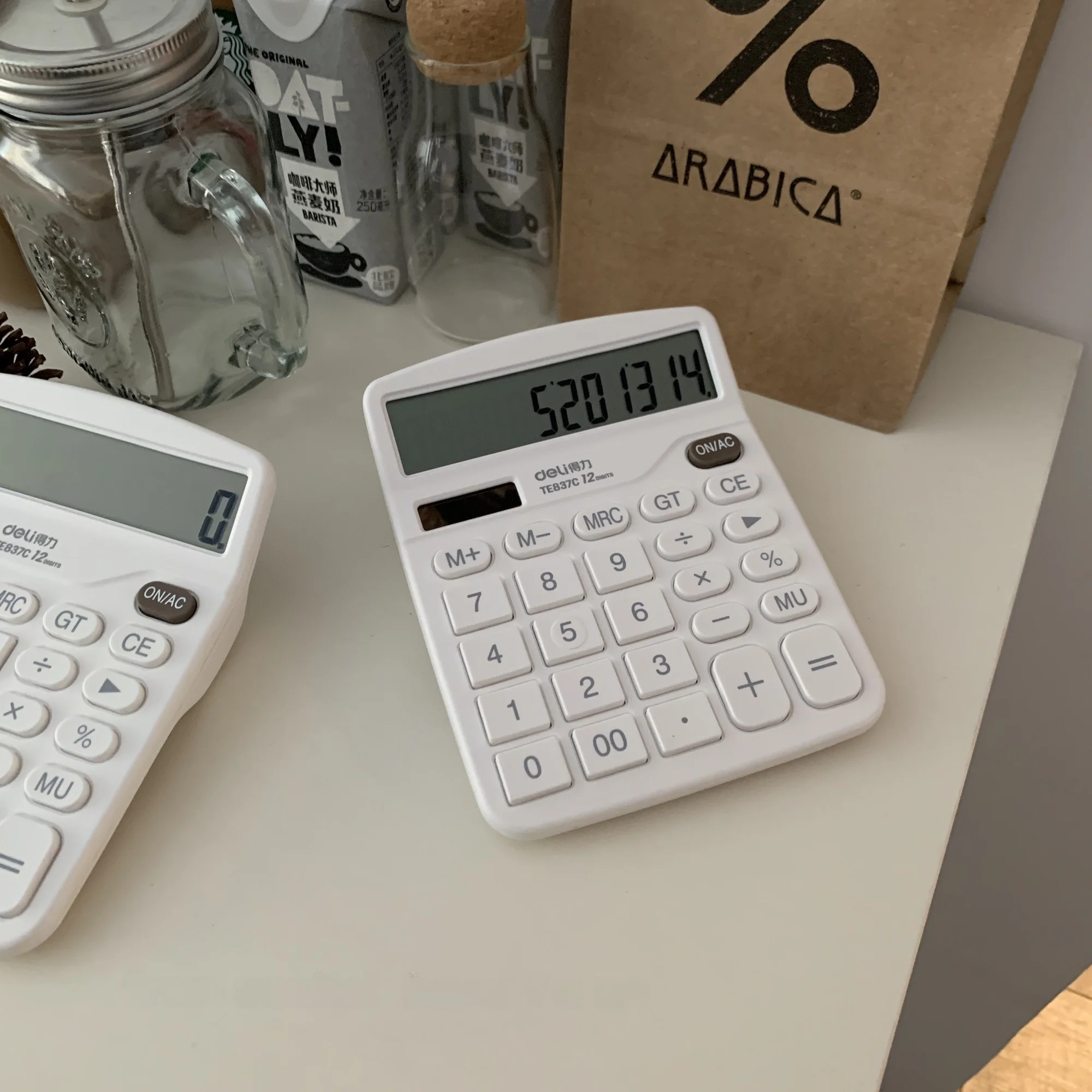 オフィスで使える「電卓」は本当に必要？白色電卓が仕事の効率を変える理由