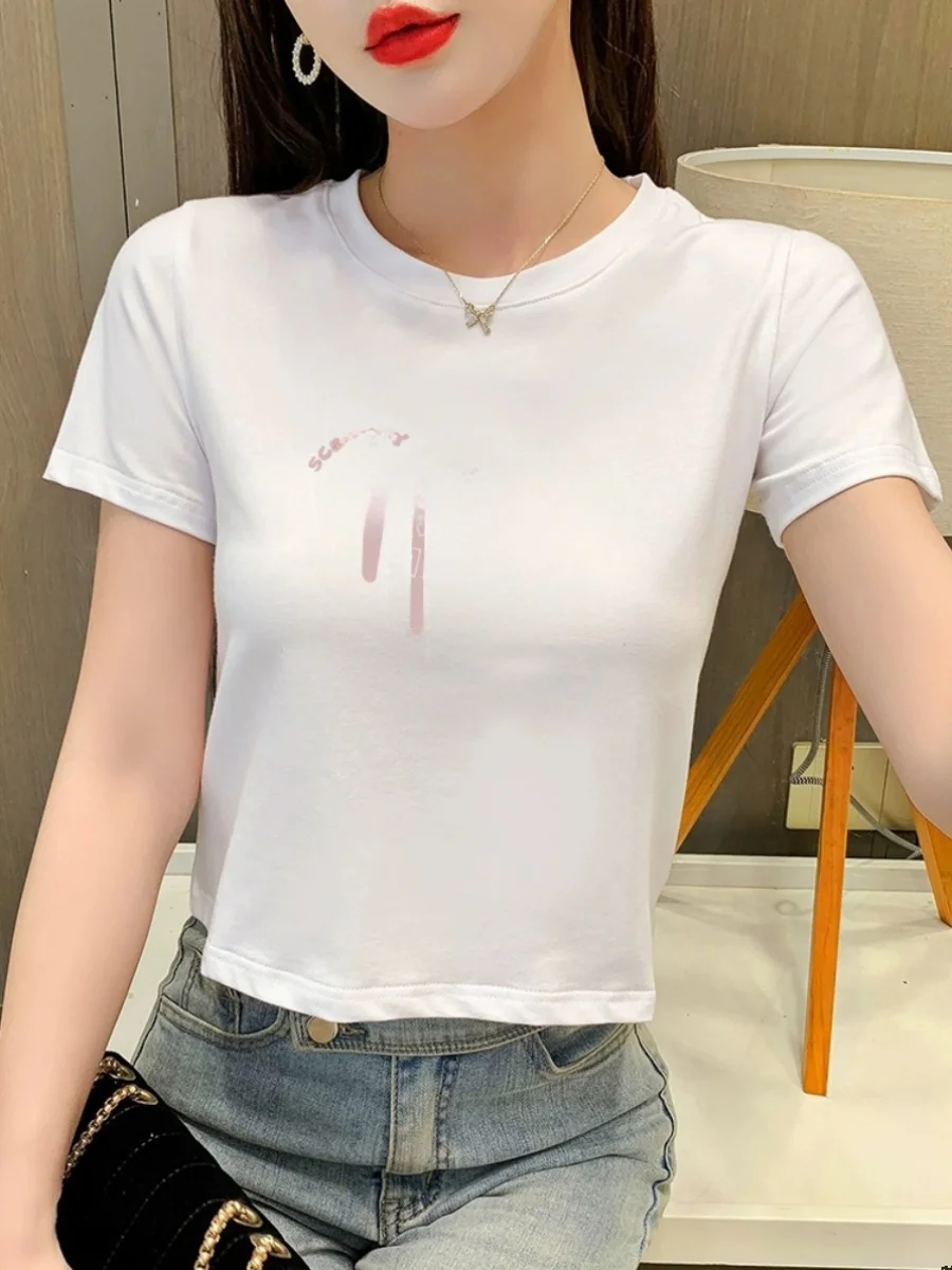 大人可愛い服 50代コーデの完全ガイド｜リネン調Tシャツで自然な笑顔を演出