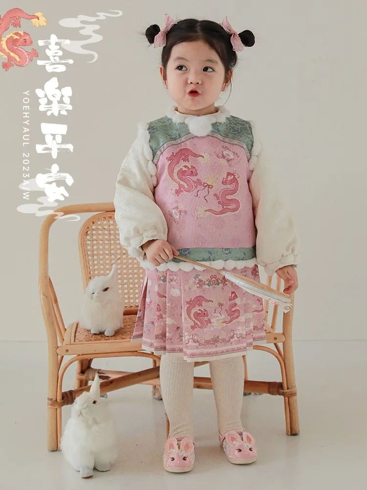 1歳半の女の子にぴったりの冬用セットアップ：中式スタンドカラーシャツとふわふわボール付きスカート
