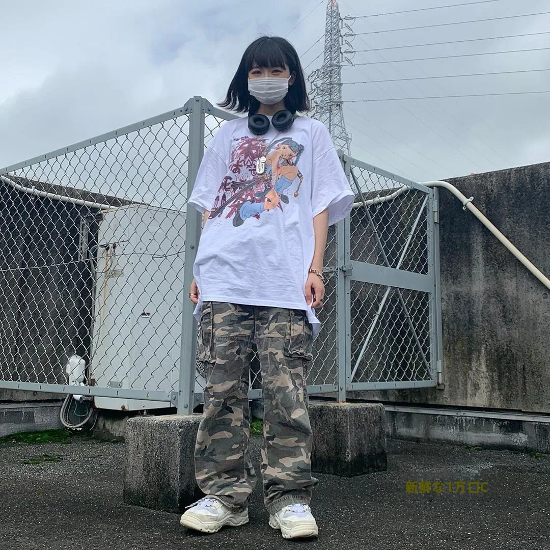 忍者少女の物語 カートゥーンプリントTシャツ：ゆったりシルエットで日常に溶け込むデザインの選択肢