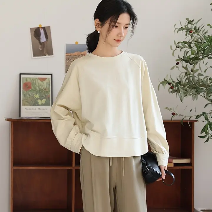 シンプルな丸首長袖Tシャツ【秋用・アーチヘムデザイン・フィット】（セットアップ対応）