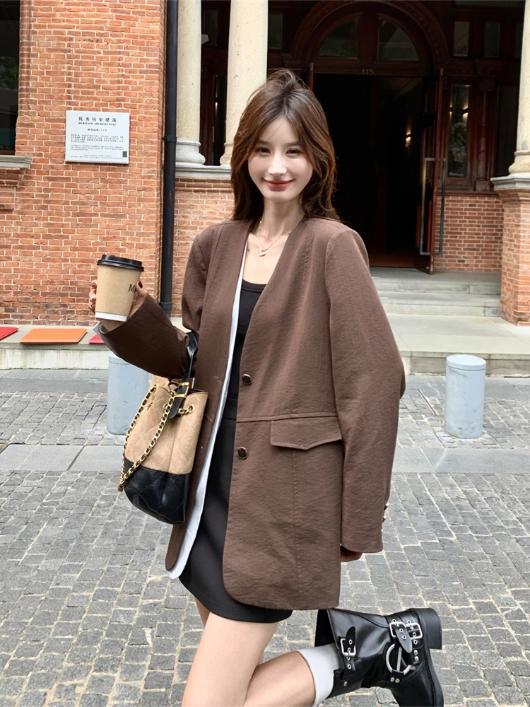 50代の女性に合うスーツジャケットは、本当に「コーヒー色」がベスト？