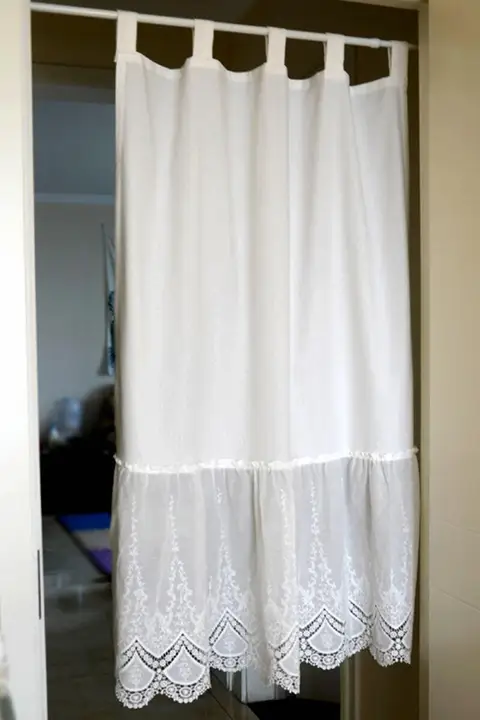 白色レースの刺繍入りカーテン【フリルデザイン・おしゃれな間仕切り用】
