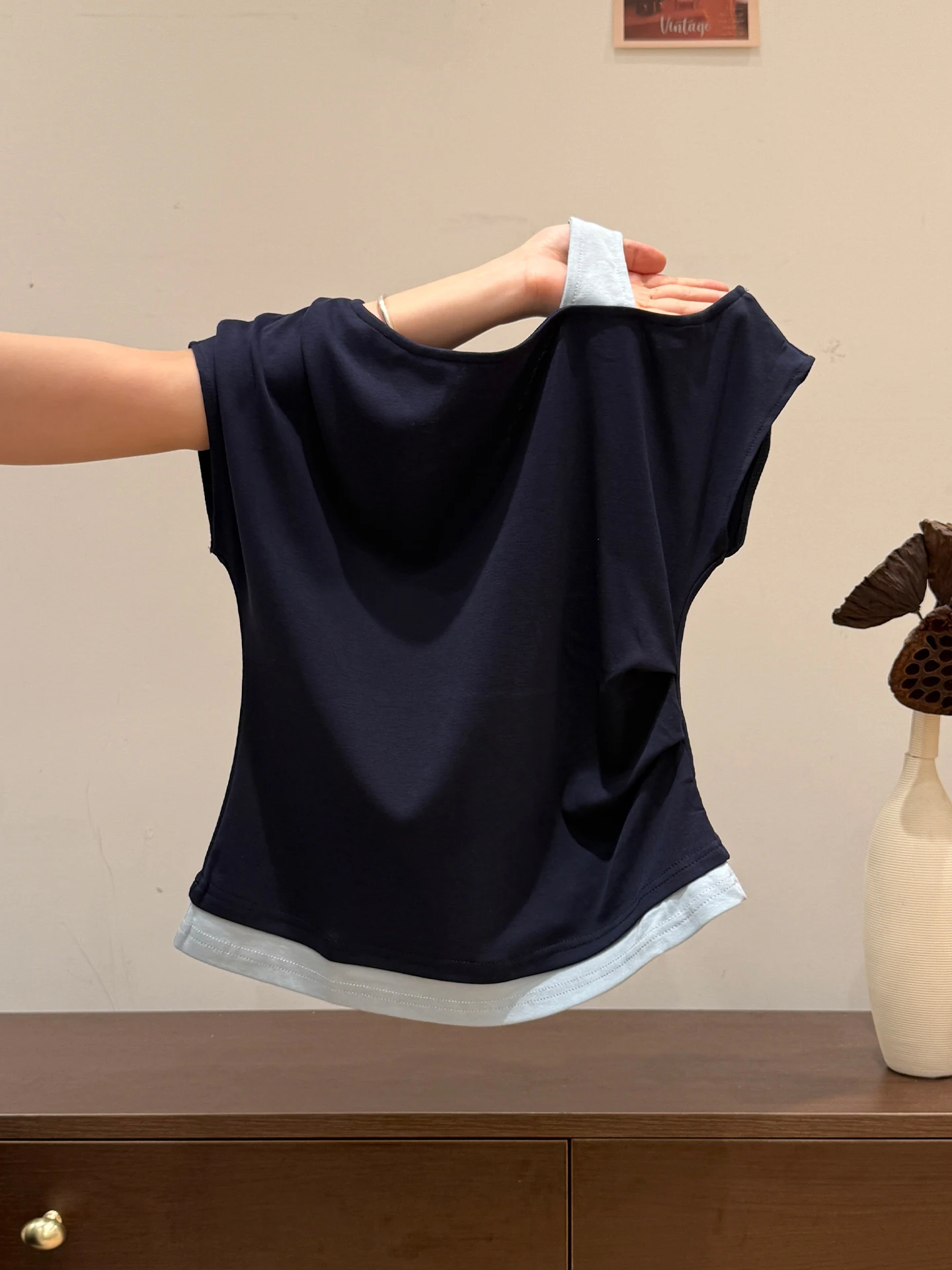 「tシャツ 重ね着 レディース」で失敗しない着こなしは？デザイン性と通気性のバランスが鍵