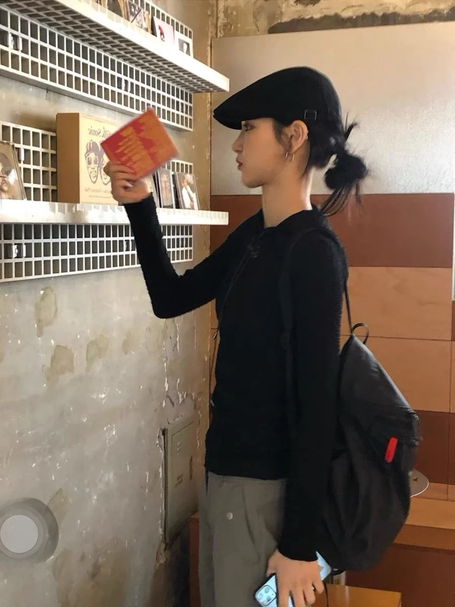 つば広キャップを選ぶときに迷うなら、この1つのシンプルなブラックキャップが救う