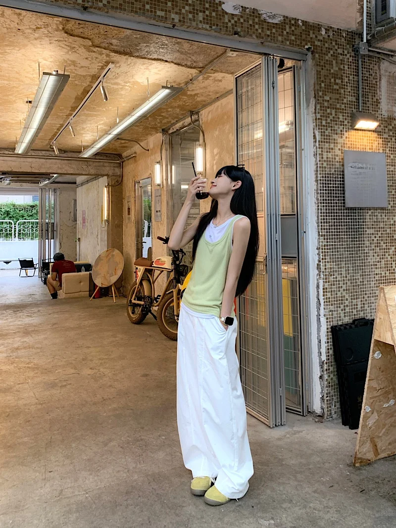 暑さを感じない 20代向けのファッション：おしゃれなバイカラー吊りテンプルトップスとハイウエストワイドパンツセット
