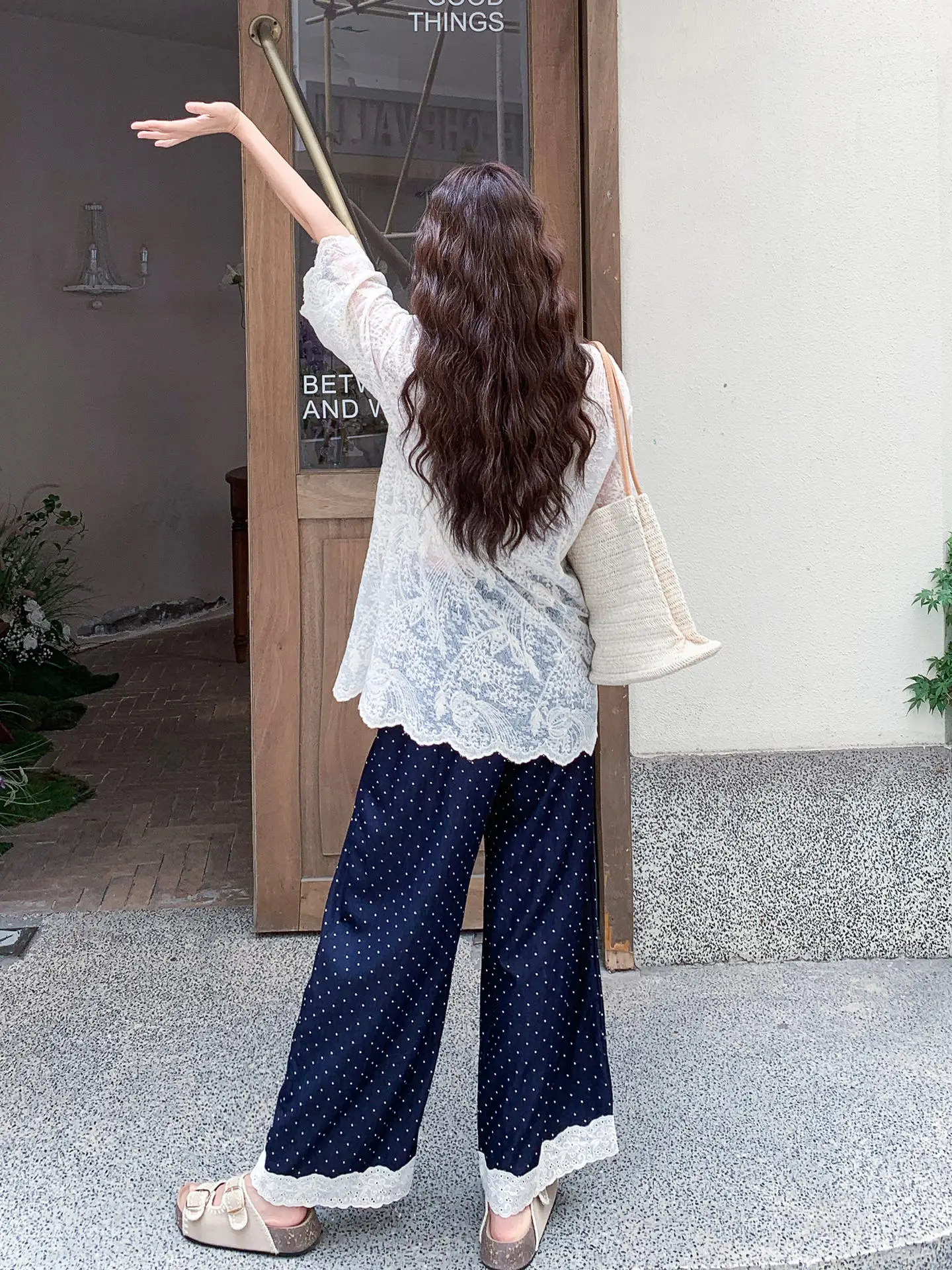 20代の女性が今夏、着たい「した雰囲気のレース付きTシャツ」と「ワイドパンツ」のセットアップは？