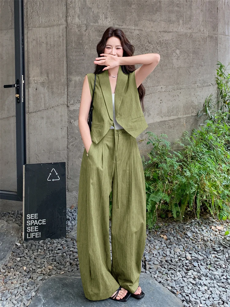 70年代のファッションは今でも着れる？レトロテクスチャーのジャケットベストとワイドパンツが答えをくれる