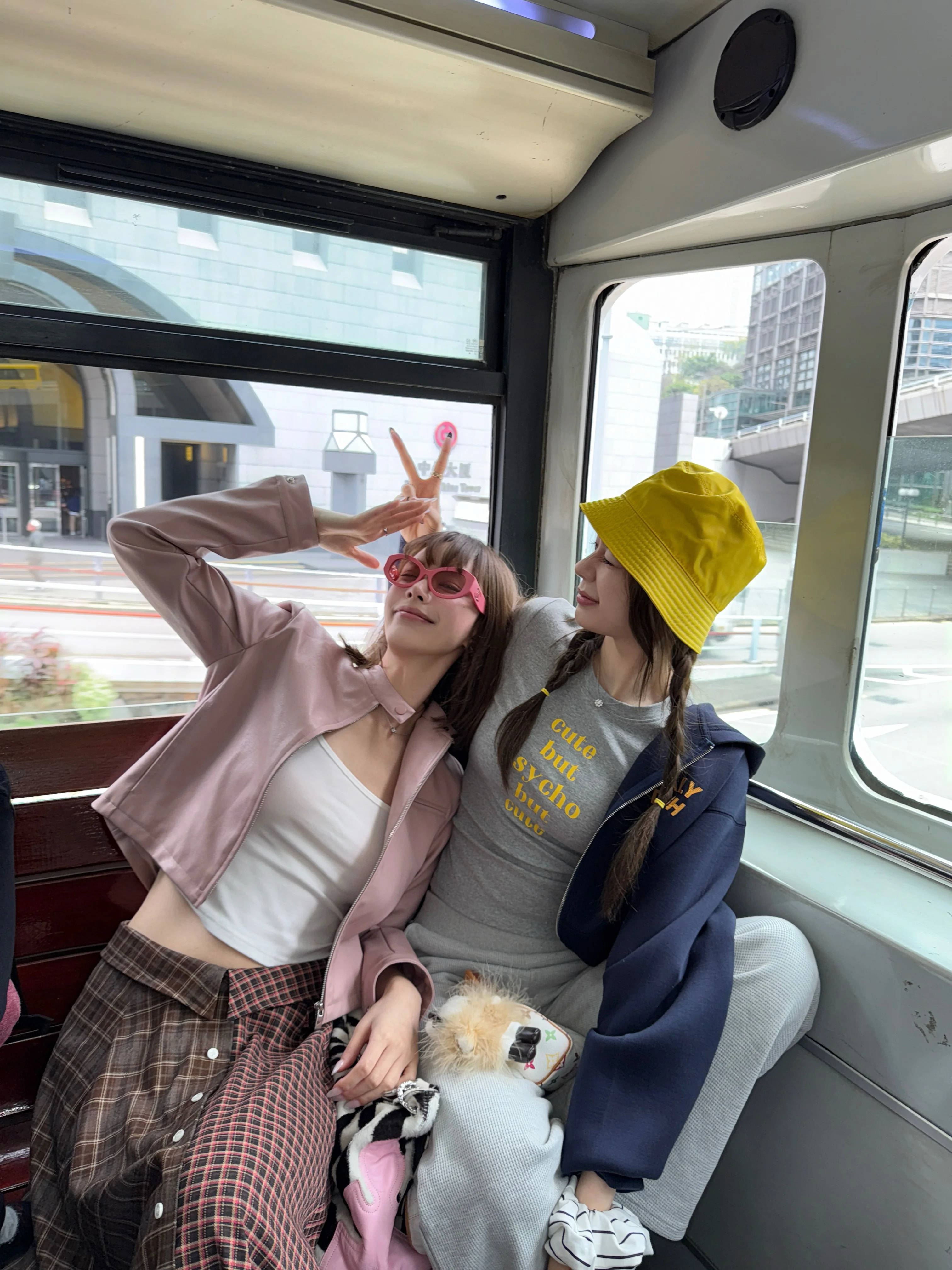 春の花のようなピンクの皮革シャツとチェック柄フレアスカート：20代女性向けの春コーデに最適な2wayセット