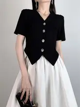 シンプルで洗練されたデザイン！黒のVネック半袖ブラウス【フィット感・カジュアル・夏用】