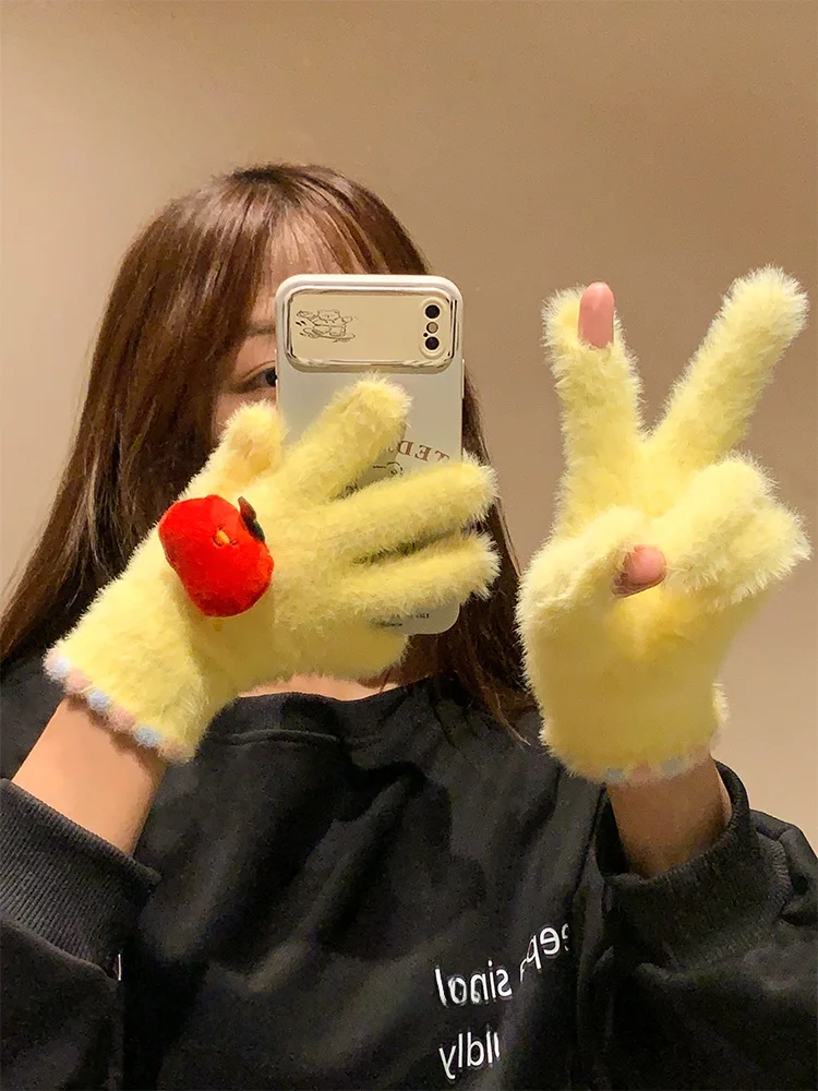 冬の通勤で手が凍るなら、このリンゴ柄の手袋が救う理由は？