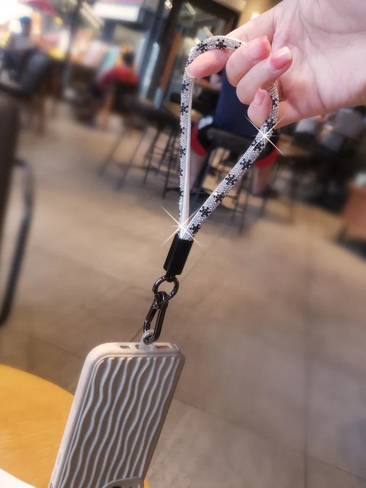スマホにつけるストラップはどれが安全で実用的？珍格のスポーツタイプストラップが解決する3つの悩み